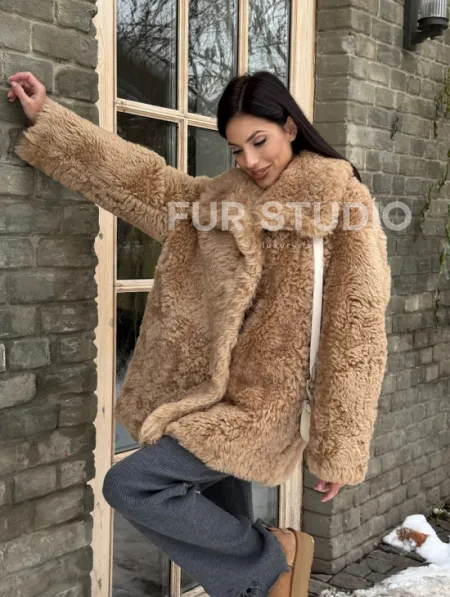 Шуба - дубленка из овчины в бежевом цвете - фото 12