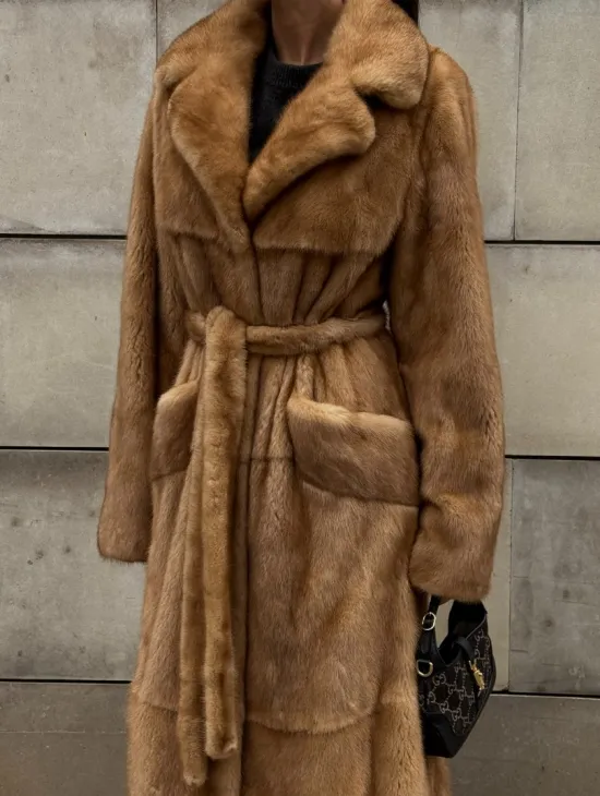 Шуба - халат maxi из меха норки Caramel с накладными карманами - фото 4