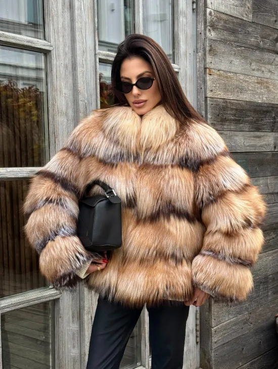 Женская шуба из меха лисы 