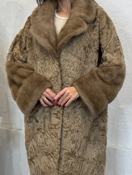 Длинное женское пальто из натурального меха каракульчи с отделкой из норки - фото 2