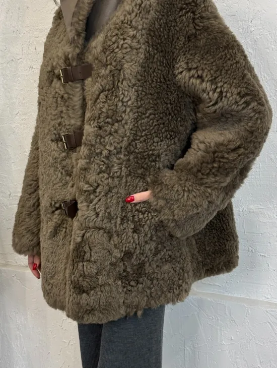 Дублёнка «Дафлкот» cредней длины из овчины Tigrado на застёжках - кожаные ремешки - фото 2