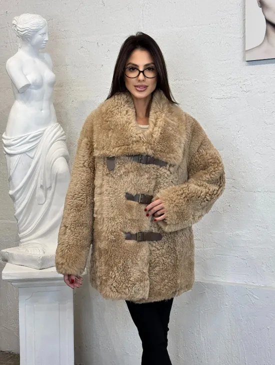 Бежевая женская дубленка из натуральной овчины Тиградо средней длины с отложным воротником - фото 10