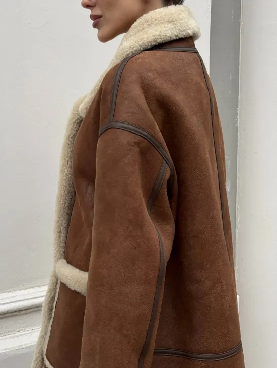 Современная коричневая дубленка из меха кёрли «Casual style» - фото 4