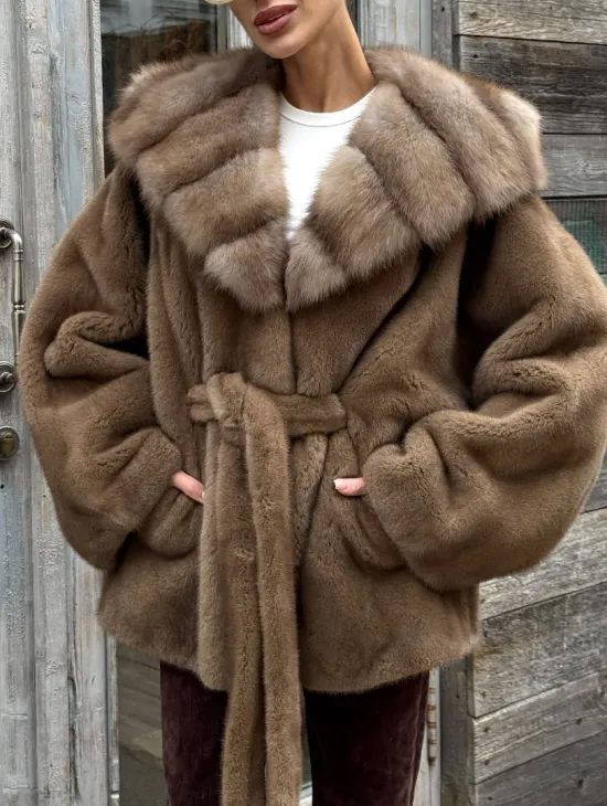 Шуба Luxury Fashion из плюшевой норки VELVET с капюшоном из меха куницы - фото 1