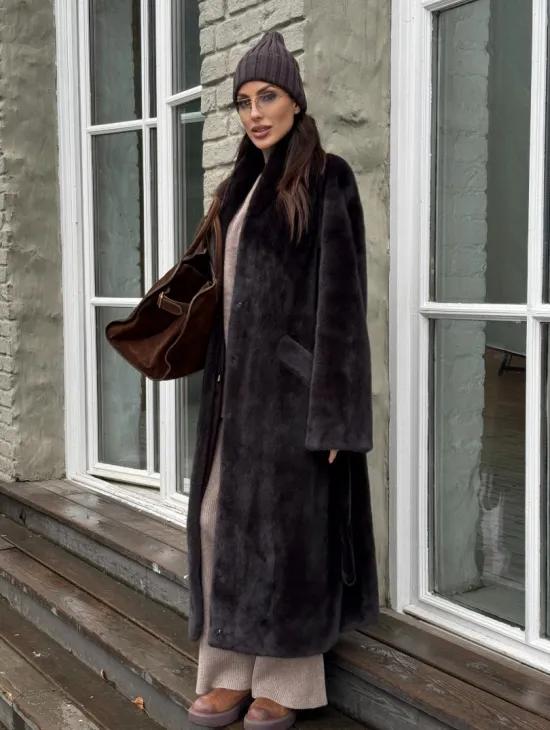 Роскошная шуба из аукционной норки Premium Velvet с V-образным воротником и меховым поясом - горький шоколад - фото 6