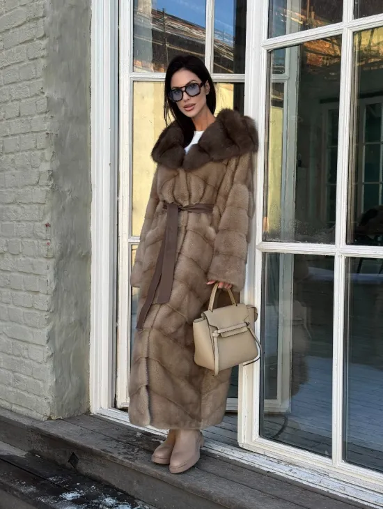 Женская удлиненная норковая шуба в цвете пастель с капюшоном из меха куницы - фото 10