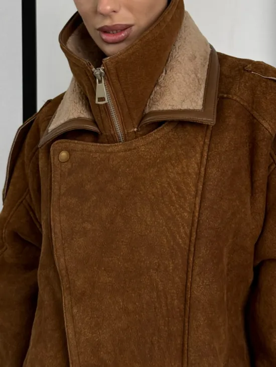 Зимняя натуральная замшевая куртка - дубленка с лацканами - фото 2