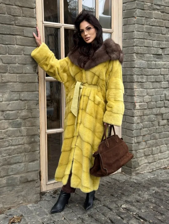 Женская длинная шуба из норки желтого цвета с капюшоном из меха куницы - фото 7