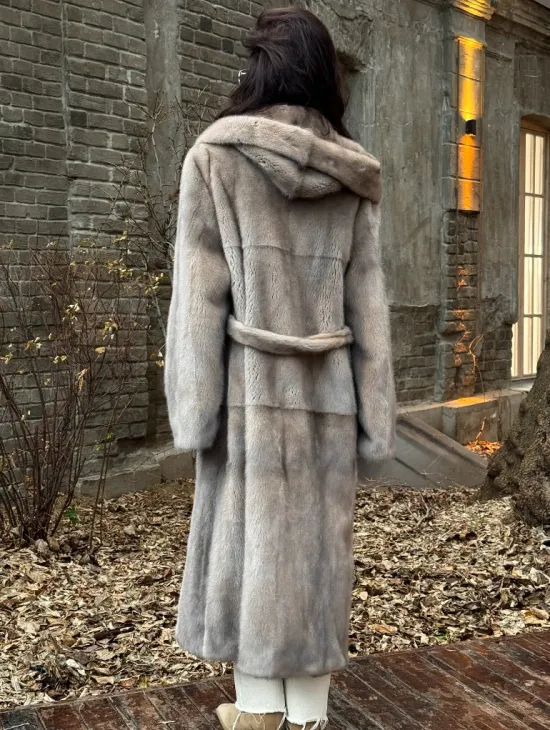 Шуба прямого кроя с капюшоном и меховым поясом в сером цвете - фото 5