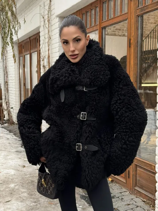 Черная дубленка средней длины из овчины тиградо 