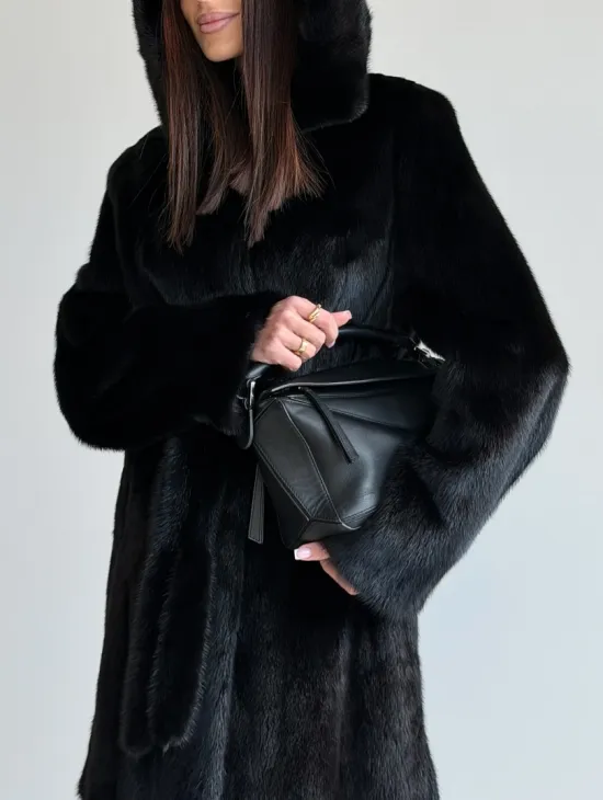 Норковая шуба с капюшоном и меховым поясом в цвете Black - фото 2