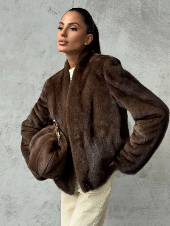 Меховой кроп - жакет из норки цвета соболь с V-образным воротником - фото 6