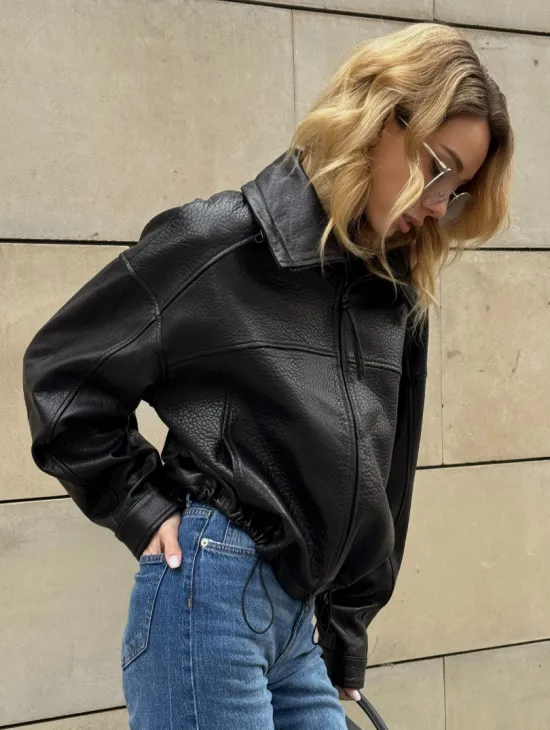 Женская укороченная кожаная куртка с поясом на кулиске и воротником-стойкой - фото 4