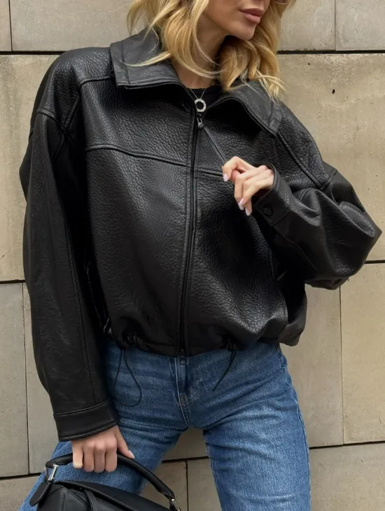 Женская укороченная кожаная куртка с поясом на кулиске и воротником-стойкой - фото 3