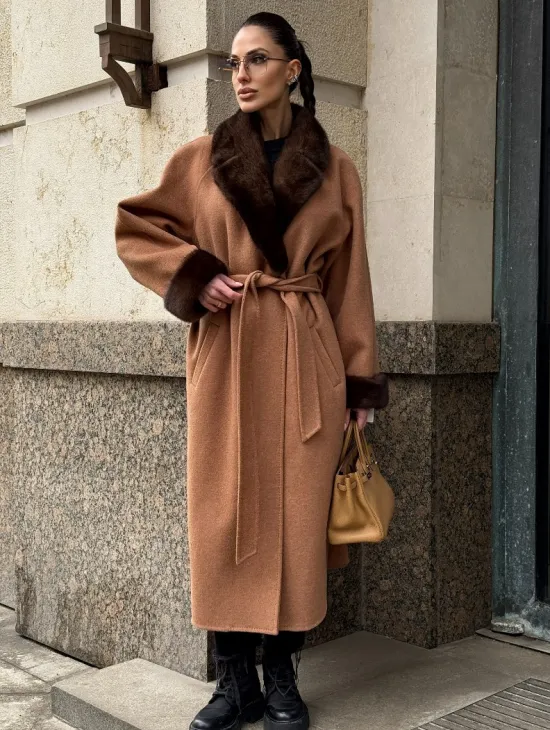 Длинное демисезонное пальто с отделкой из меха норки - фото 5