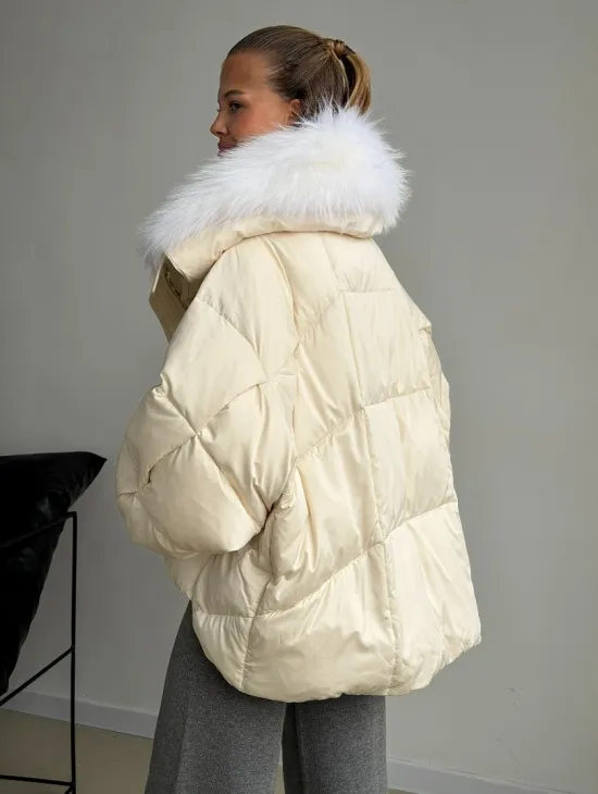 Бежевый зимний пуховик - фото 5