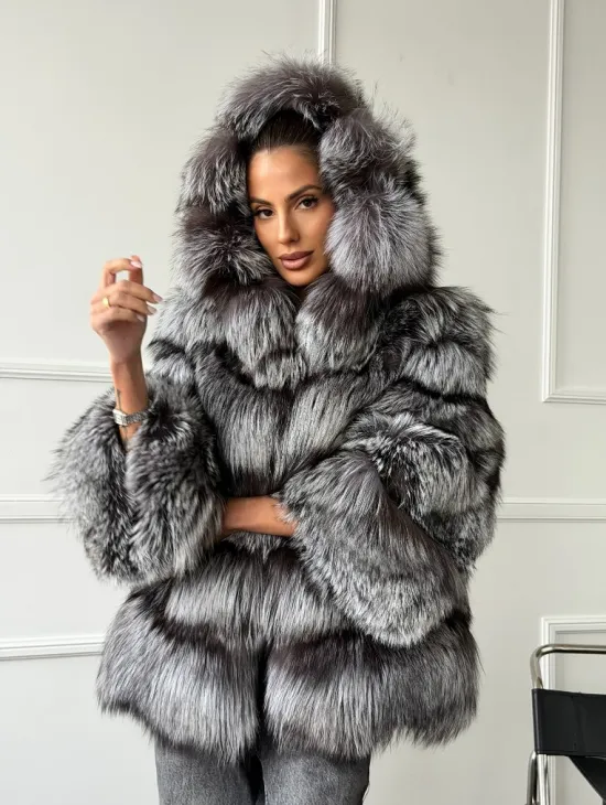 Шуба из меха чернобурки с капюшоном - серая - фото 7