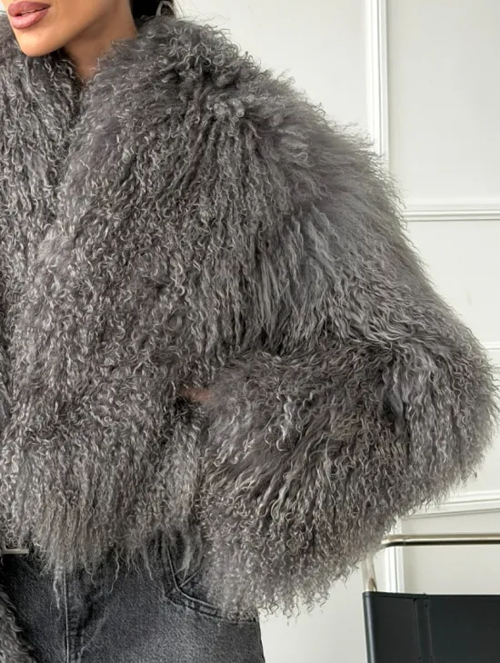 Серая шубка из меха ламы - фото 1