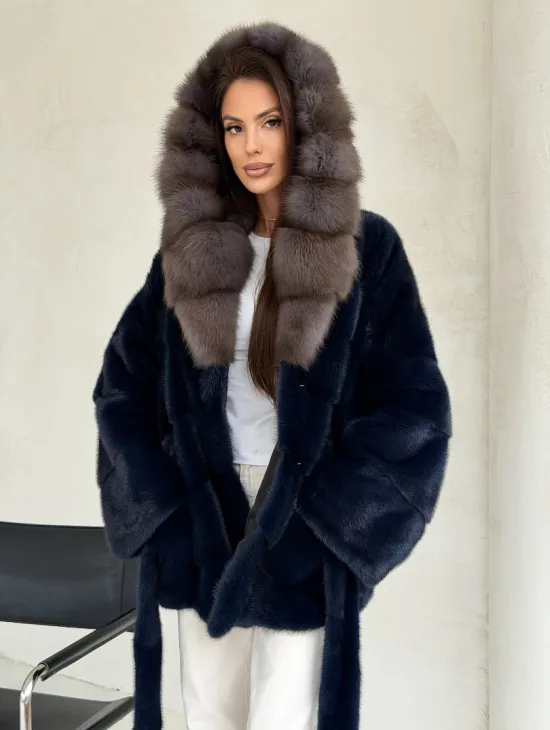 Норковый полушубок синего цвета с капюшоном куница - фото 8
