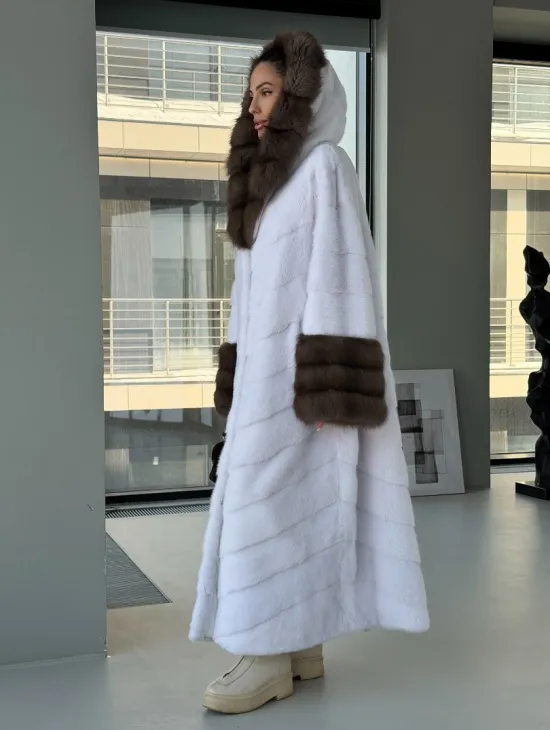 Белая норковая шуба с отделкой из куницы на рукавах и капюшоне - фото 10