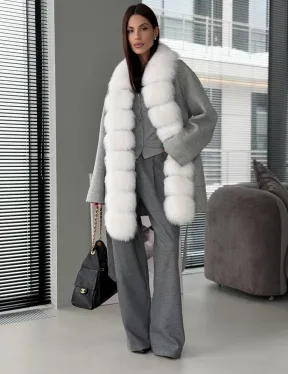 Серое пальто с меховым воротником - фото 9