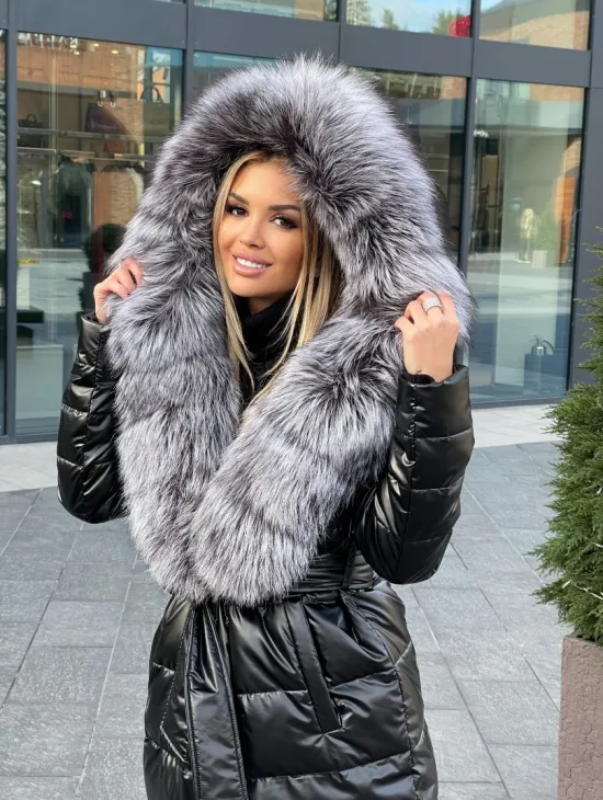 Чёрное пуховое пальто с меховым капюшоном - фото 2