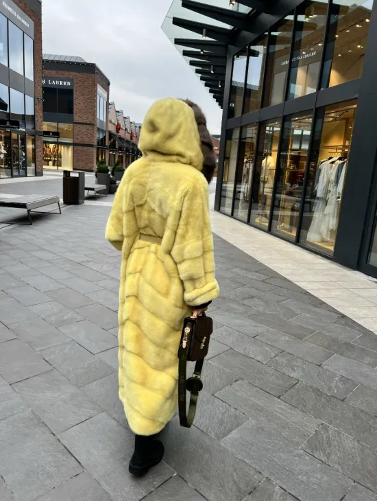 Шуба из плюшевой норки с капюшоном из меха куницы в лимонном цвете - фото 6