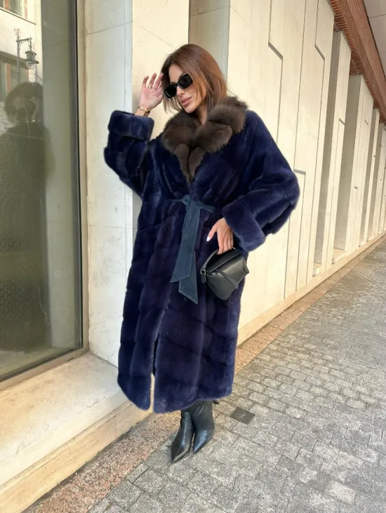 Роскошная норковая шуба с воротником из меха куницы в цвете индиго - фото 2