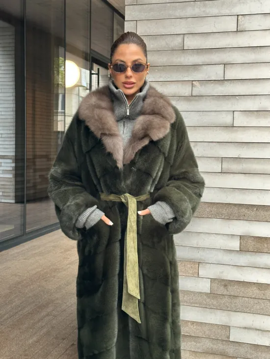 Шуба норковая хаки с воротником из меха куницы - фото 2